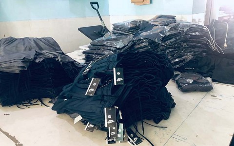 Thu giữ trên 3.400 sản phẩm quần áo giả nhãn hiệu Nike, Adidas